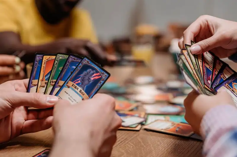 Jugando a un juego de mesa con cartas de intercambio